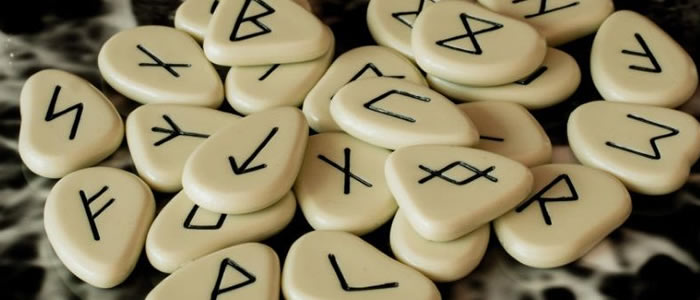 rituales con el significado de las runas del amor